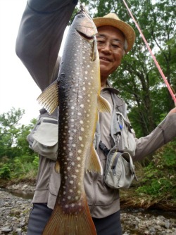 Tenryu Chairman Shiozawa holding Japanese white spotted char and Tenryu Furaibo TF39 tenkara rod