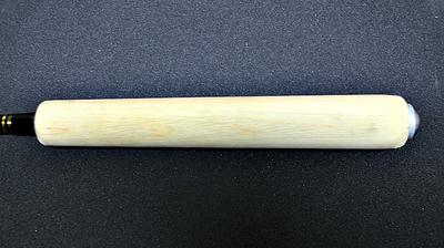 The smooth wood handle on the Nissin Royal Stage Honryu 330 provides an excellent grip and sensitivity.