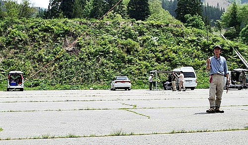 Tenkara no Oni in parking lot demonstrating a cast with a long line