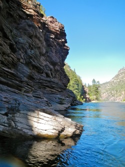 Cliff with bank-side current