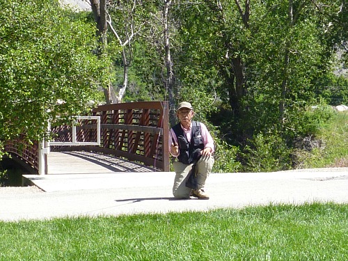 Kneeling Tenkara no Oni demonstrating casting